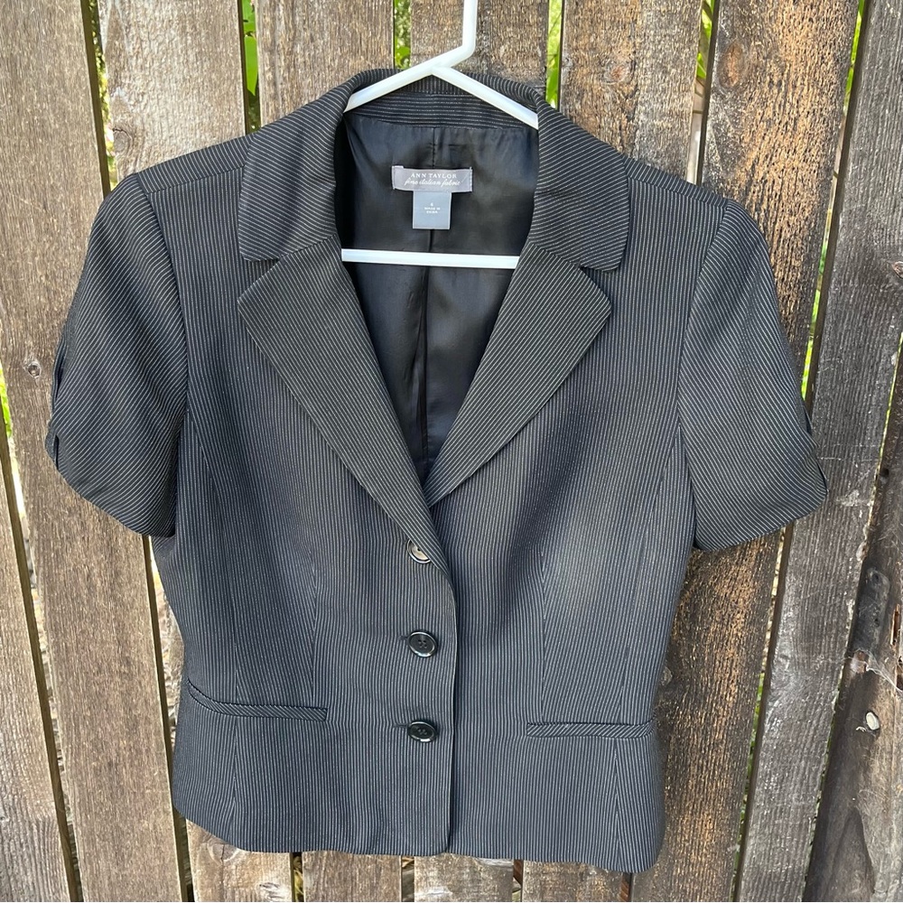 Ann Taylor Wm’s Virgin Wool Blend Pinstripe Short Sleeve 3 Button Blazer Sz 6